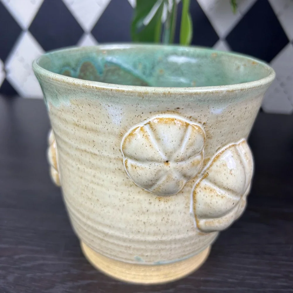 Studio‎ Pottery Raised Floral Medallion Speckled Glaze Cream and Green Stoneware